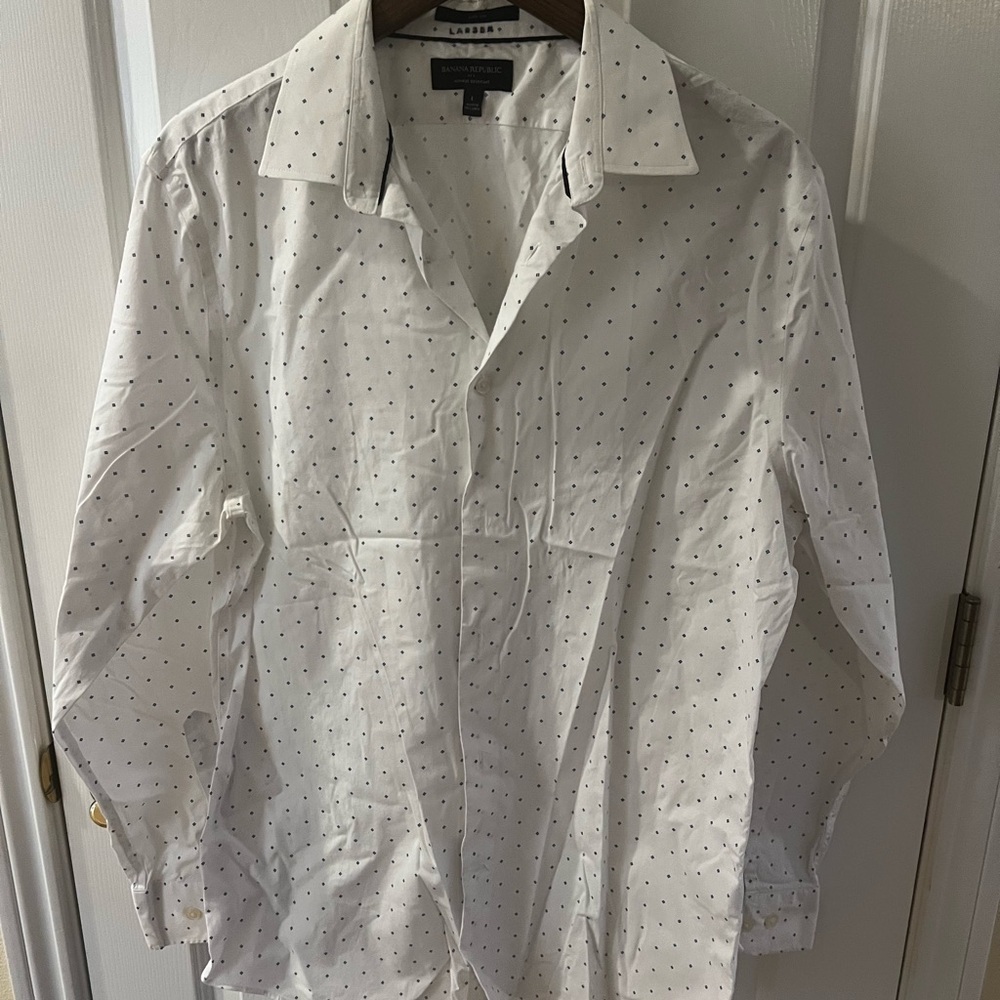 Banana Republic Men’s White and Blue Patterned Shirt. Slim fit. Large.
